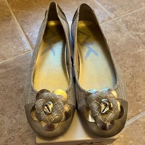 NIB Anne Klein Sport Light Gold Flat Size 10